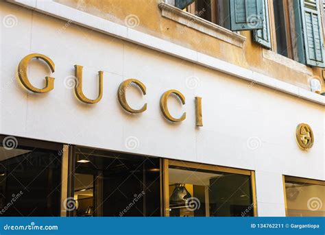 gucci store logo.